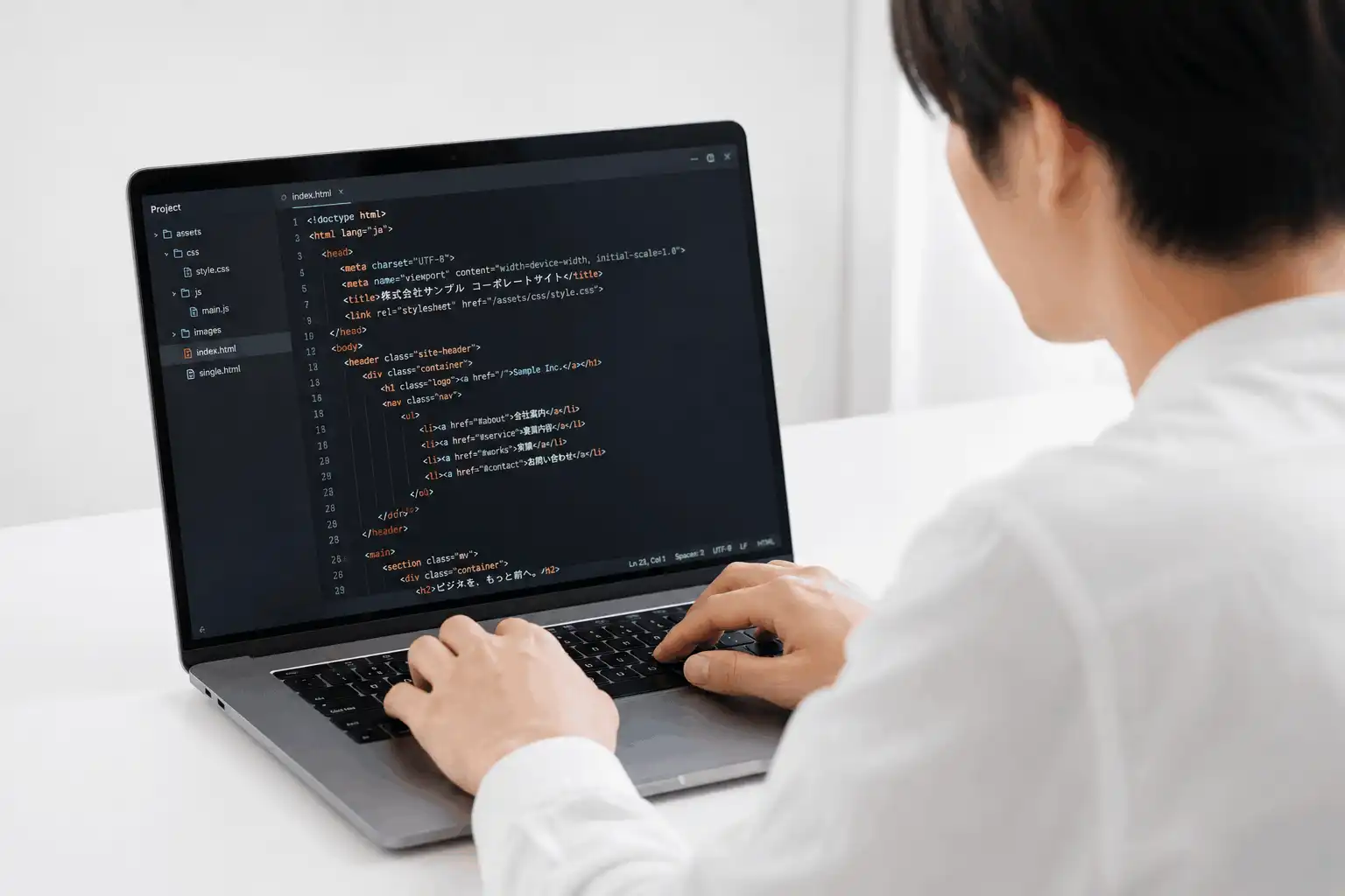 MEOの数値とWebサイト導線を確認する担当者