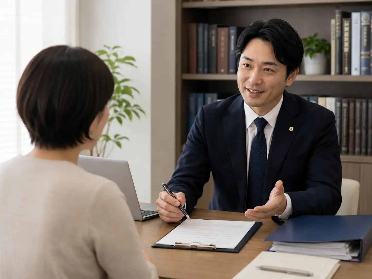 事業者と行政書士が許認可の条件や必要書類を確認するイメージ