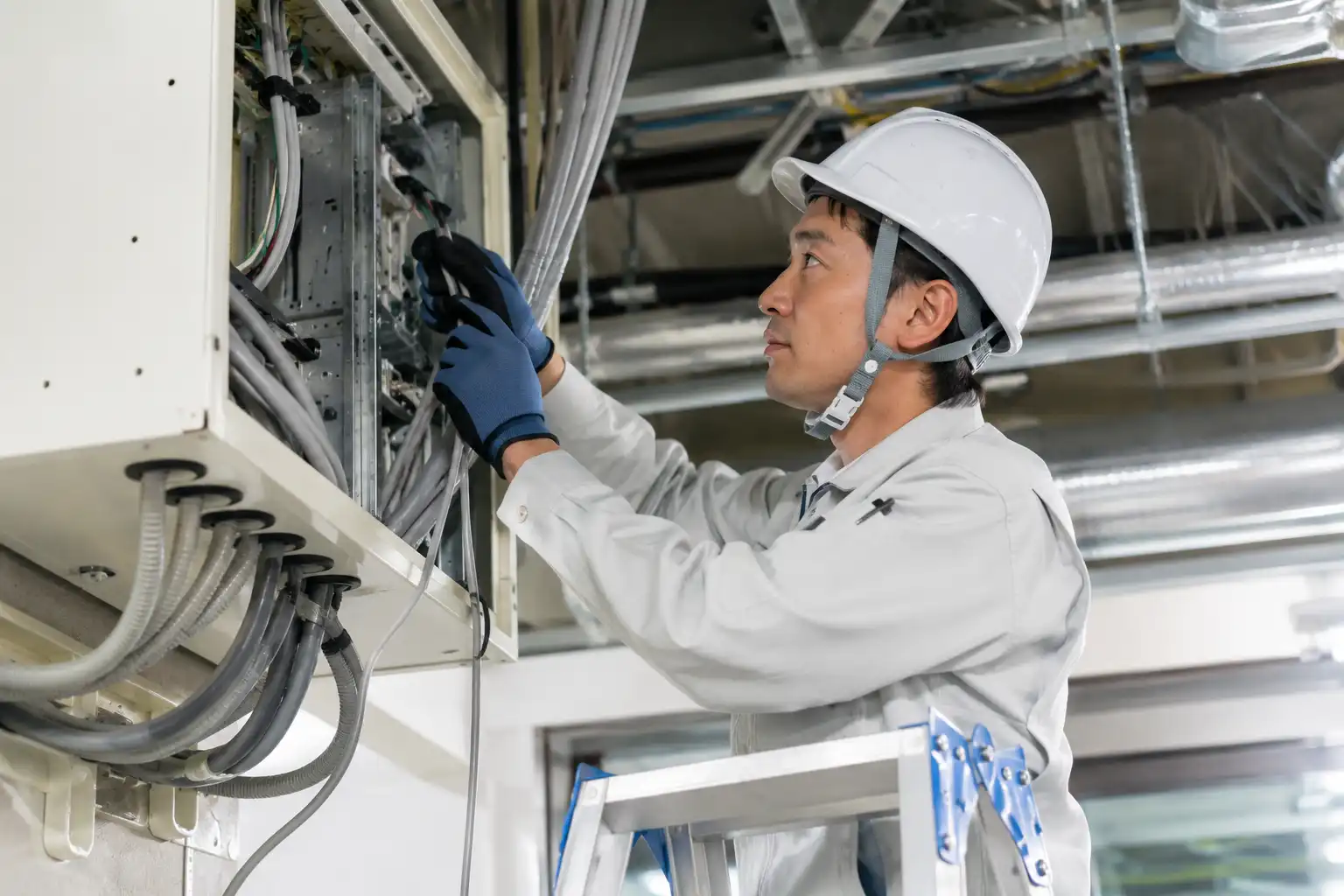 設備工事の担当者が対応設備や保守体制を整理するイメージ