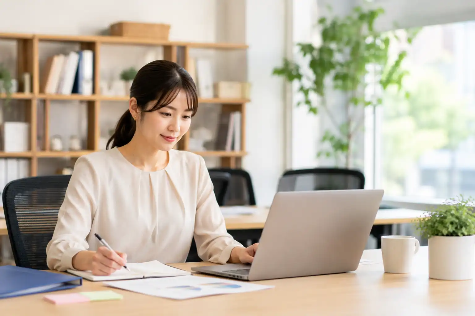 企業担当者とWeb制作者が顧客の判断材料を整理するイメージ