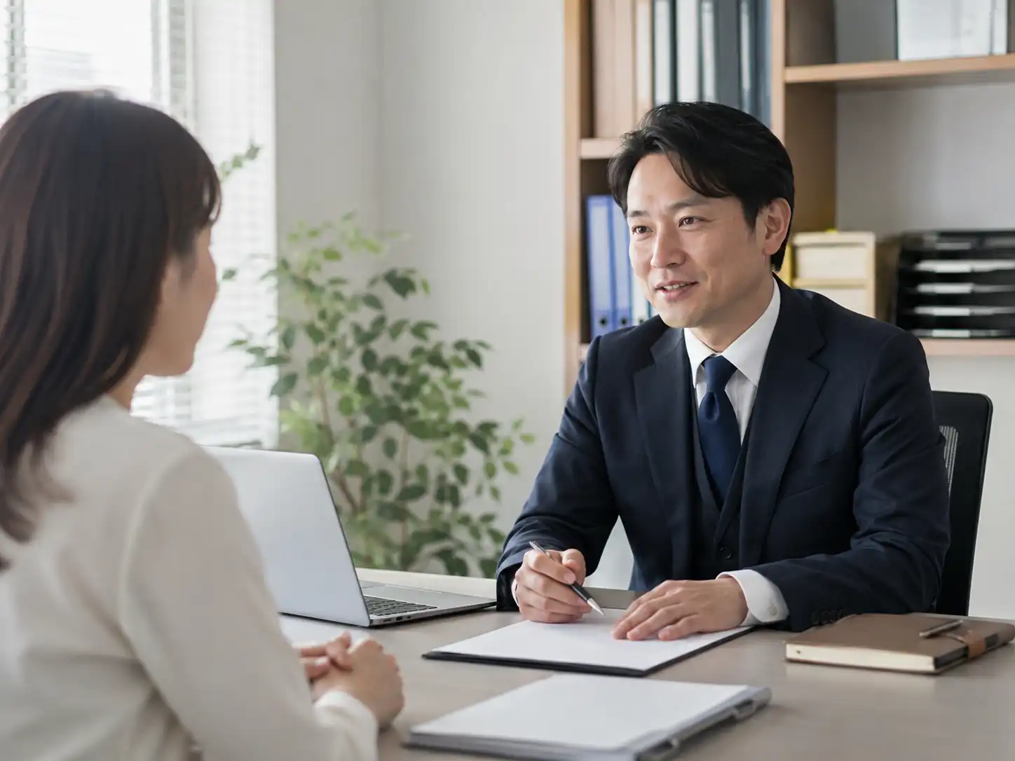 企業の人事担当者と社会保険労務士が労務課題を整理するイメージ