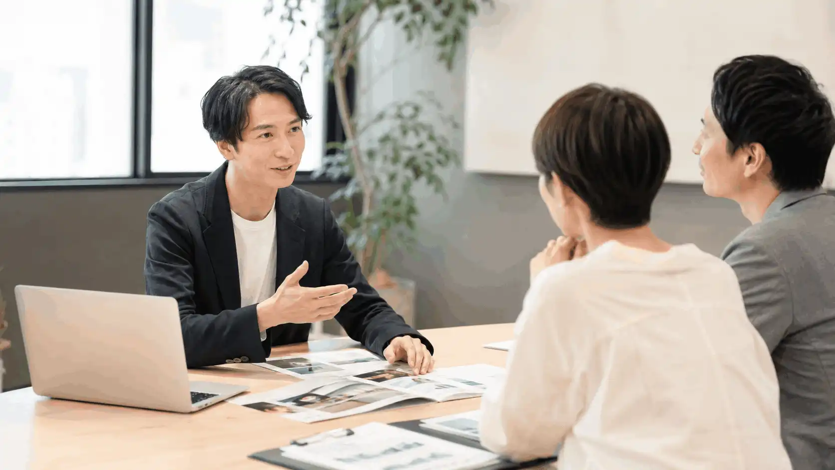 お客様と制作担当者がやり取りする様子