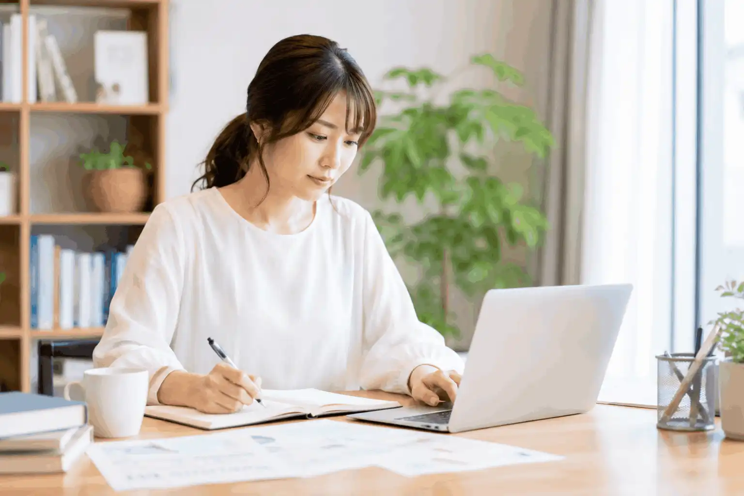 ホームページに掲載する情報と原稿を整理する様子